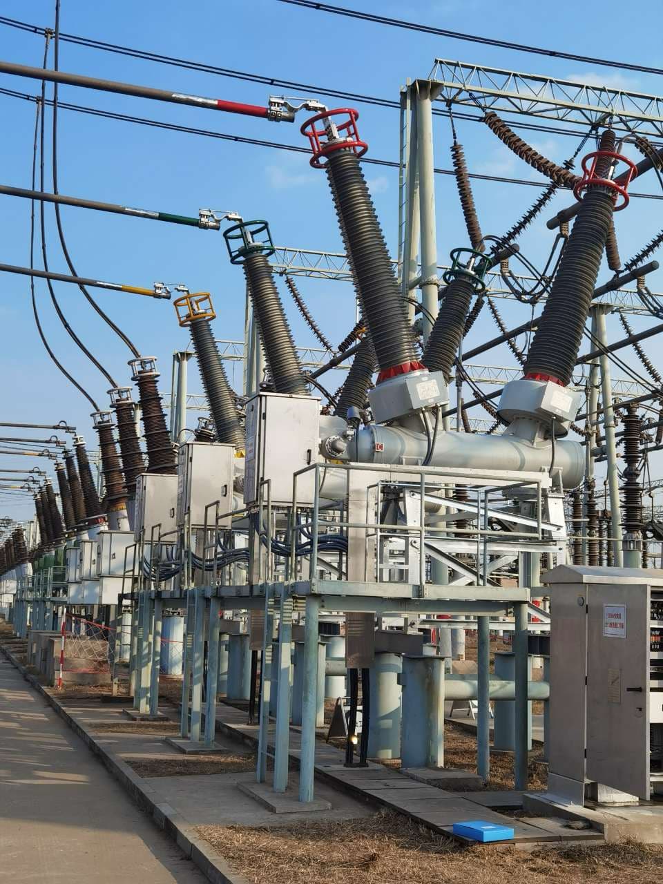 Dead Tank Circuit Breaker.jpg